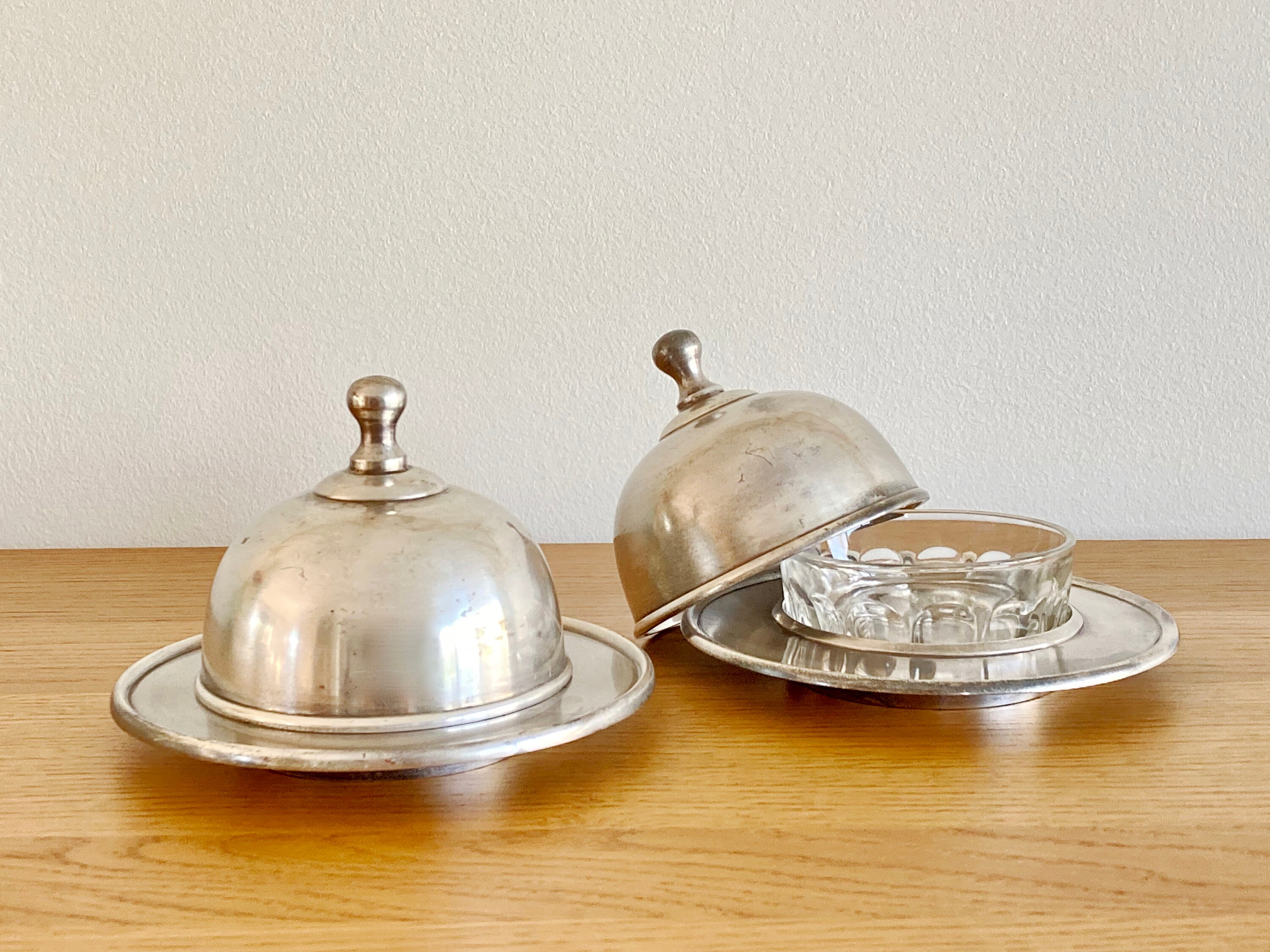 Ensemble de Contenants Condiment Vintage avec Cloches Dôme et Inserts en Verre