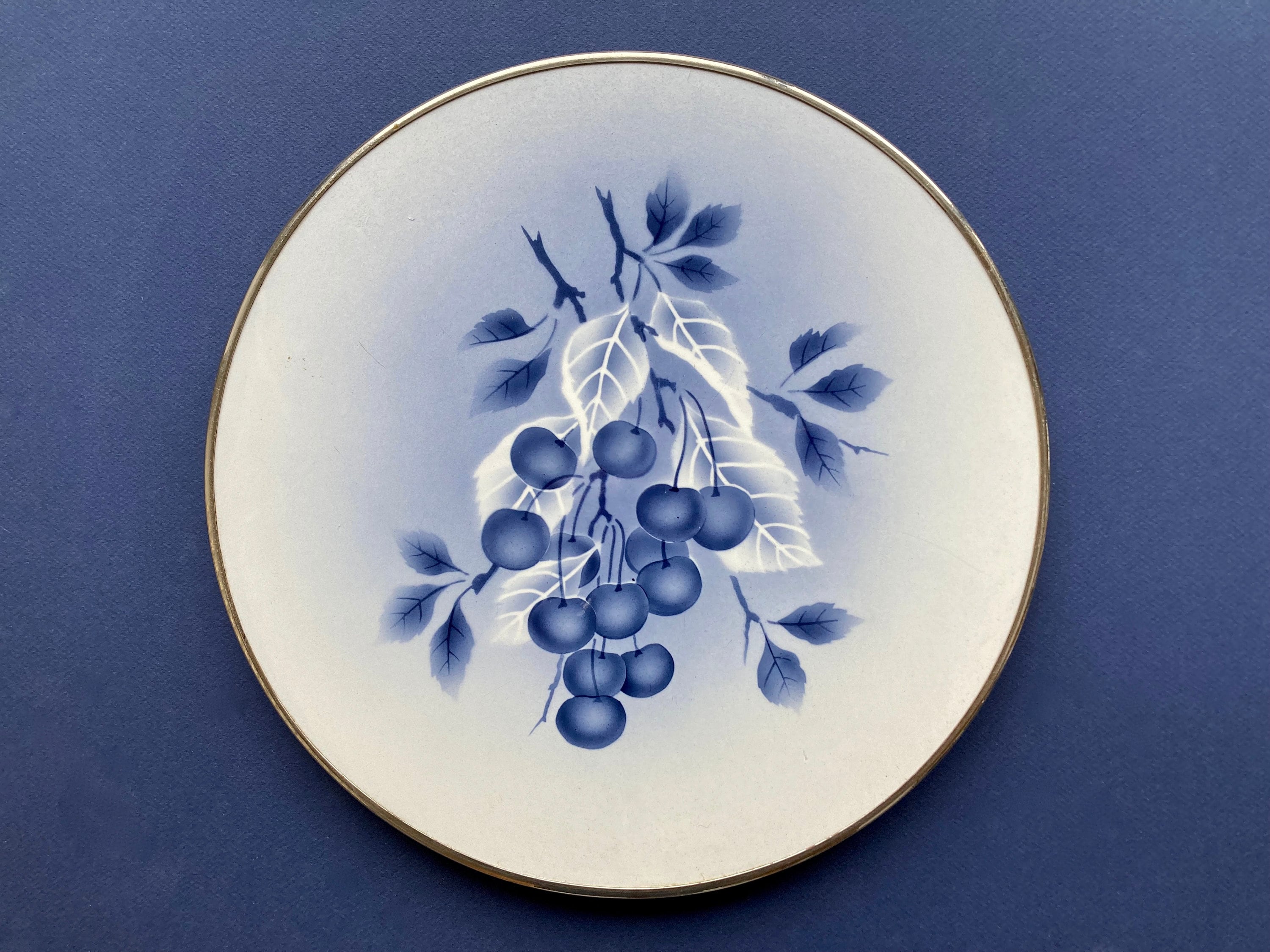 Grande Assiette en Grès Vintage avec Cerises, Plateau de Bleu et Blanc Bord Métal Argenté