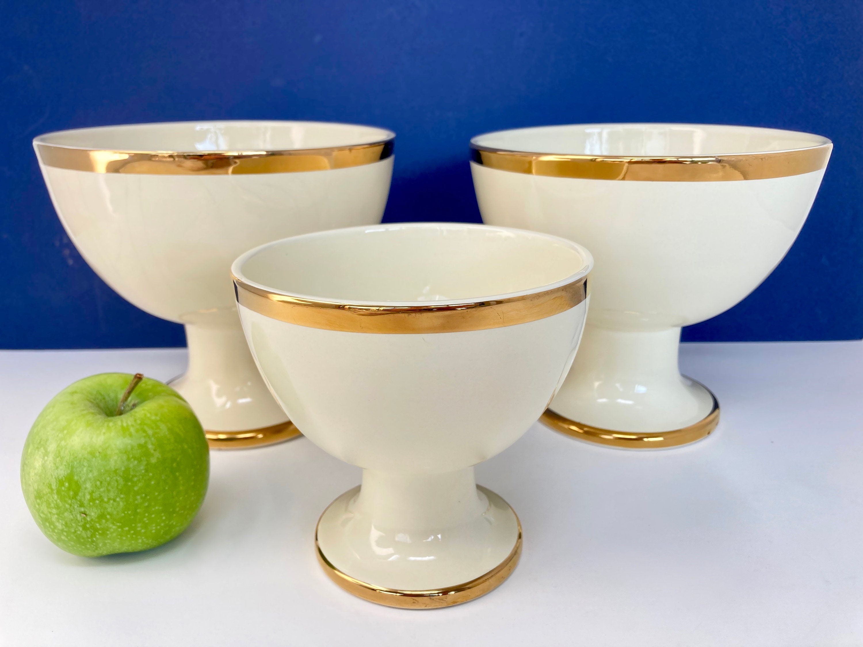 Ensemble de 3 Bols Vintage en Porcelaine Couleur Crème Français à Pied avec Décor Doré Des Années 19