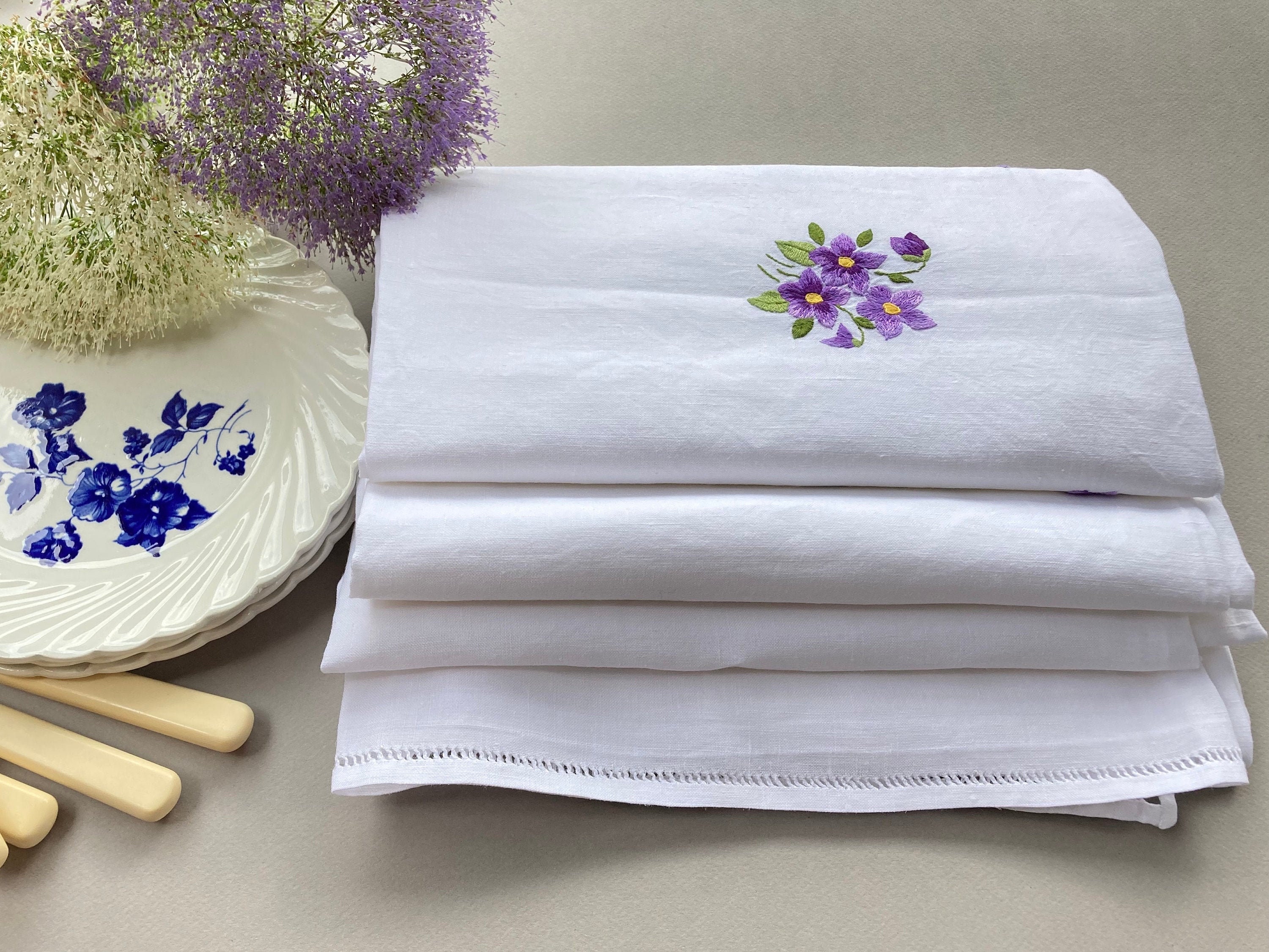 Grande Nappe Vintage Français en Lin Brodée à La Main avec Des Fleurs Violettes et Feuilles Vertes