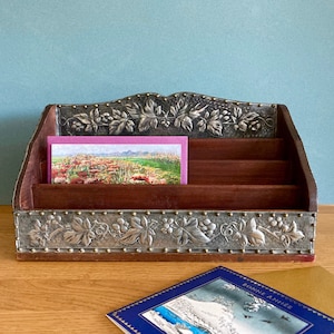 Organizador de mesa francês antigo feito à mão em madeira e lata moldada, organizador de correio decorativo, porta-cartas francês, porta-cartas antigo