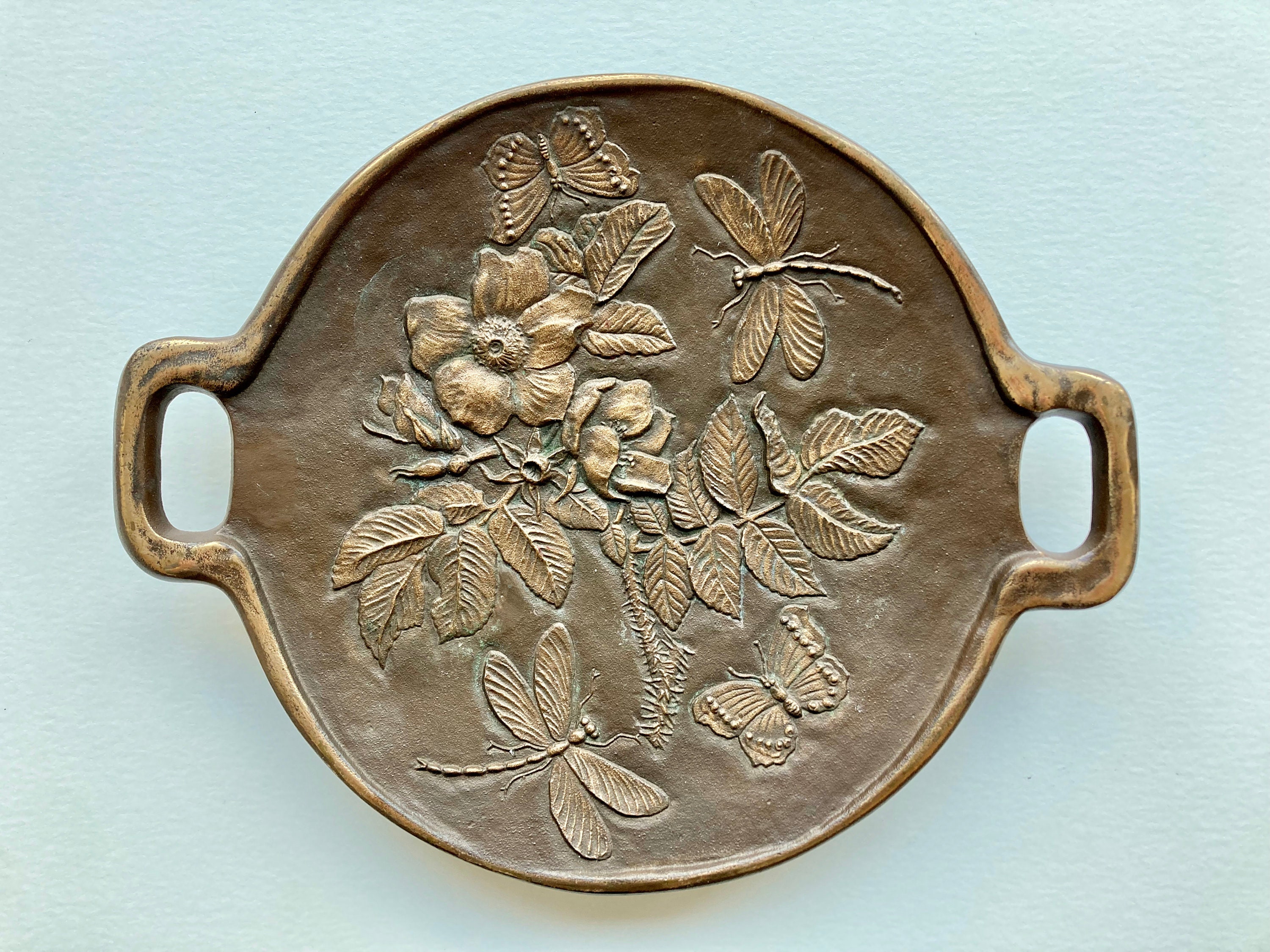 Vintage Français Plaque d'inspiration Art Nouveau en Ferronnerie et Alliage de Cuivre, Dragonfly But