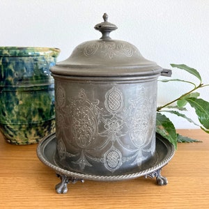Pot antique Français en étain avec couvercle, récipient en étain avec motif floral délicatement gravé