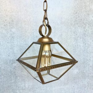 Vintage Französische Pendelleuchte, Glas und Metall Hängelampe, 1960er Jahre Deckenleuchte, Messing und Glasschirm, Geometrische Quadratische Aufhängung