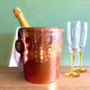Enfriador de champán suizo vintage grande de cobre martillado: artículos de bar de la década de 1970 de Stockli Netstal