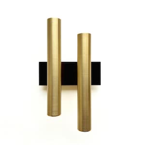 Pode incluir: Um conjunto de três canecas de cerâmica com acabamento fosco e salpicado. As canecas são em tons de creme, cinza claro e cinza escuro. Cada caneca tem um design simples e minimalista e uma alça arredondada. As canecas estão empilhadas.