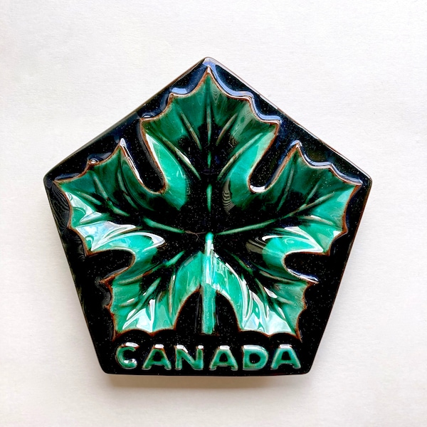 Plato de cerámica canadiense vintage de la década de 1960 de BMP, recuerdo canadiense, cenicero de cerámica verde en forma de hoja de arce, plato de nicknack en forma de pentágono