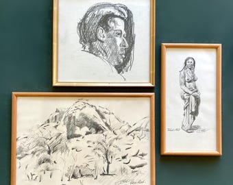 Könnte beinhalten: Drei gerahmte Schwarzweiß-Bleistiftzeichnungen. Die obere Zeichnung ist ein Porträt eines Mannes im Profil. Die mittlere Zeichnung ist eine Landschaft mit einem Berg und Bäumen. Die untere Zeichnung ist ein Porträt einer Frau, die mit verschränkten Armen steht.