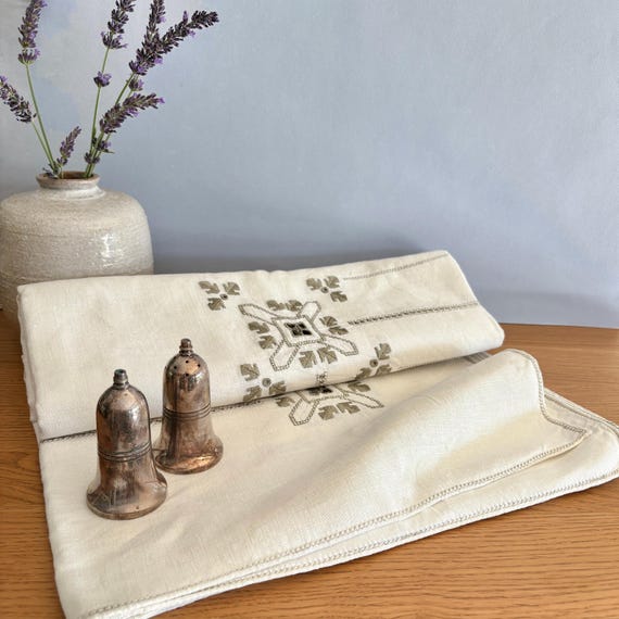 アンティークなフランス製リネンテーブルクロス：手刺繍とカットワーク