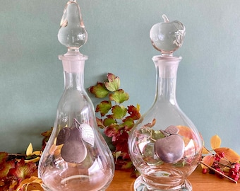 Decantadores de licor franceses antiguos de cristal: par de botellas con adornos de peltre