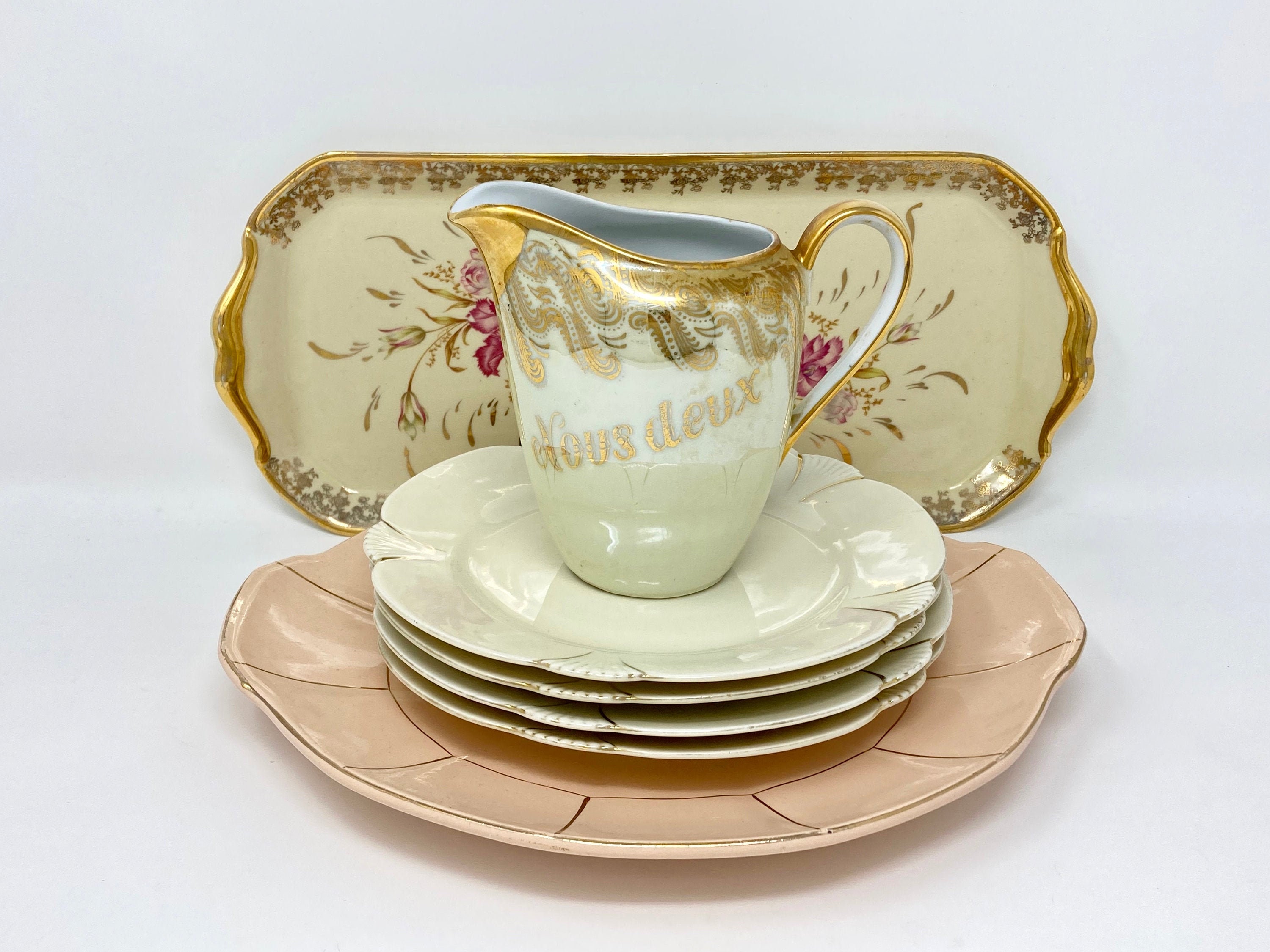 Ensemble de Porcelaine Vintage Organisé 4 Assiettes Désertiques 2 Service 1 Pichet Crème Dans Des Pa