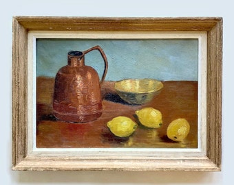 Vintage Frans origineel olieverfschilderij op gespannen doek ondertekend door kunstenaar, ingelijst keukenstilleven met citroenen en koperen kan