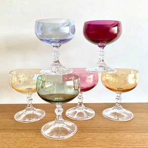 Set van 6 kleine vintage Franse gekleurde en iriserende wijnglazen uit de jaren 70, vintage drinkgerei, veelkleurig glaswerk, leuk vintage bargerei