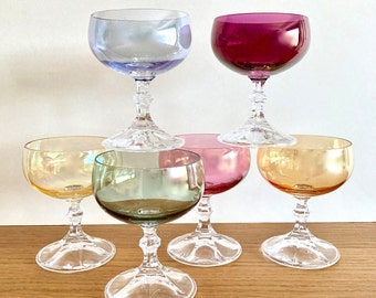 Set mit 6 kleinen Vintage 1970er Jahren Französischen farbigen und irisierenden Weingläsern, Vintage Trinkgeschirr, mehrfarbigen Gläsern, lustigen Vintage Barware