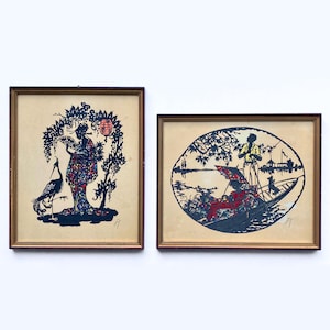 Coppia di ritagli di carta fatti a mano tedeschi d'epoca firmati dall'artista, opera d'arte originale incorniciata di scene romantiche, arte murale vintage degli anni '40