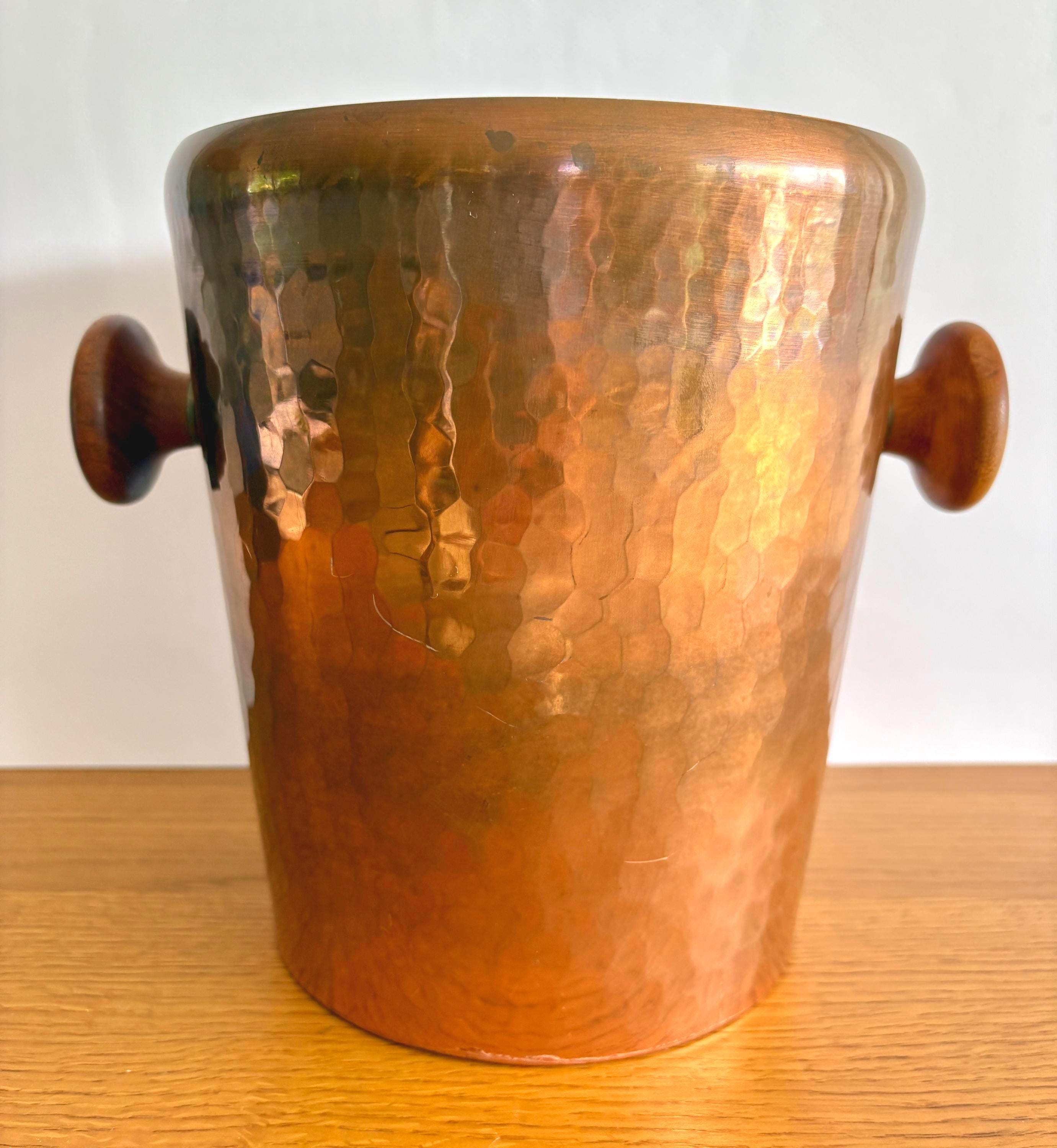 槌目銅製の大型ヴィンテージ スイス製シャンパンクーラー：1970年代の