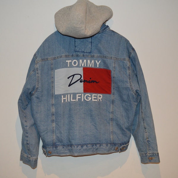 Vintage Y2K Tommy Hilfiger spijkerjack met sherpavoering en opvallend logo op de achterkant