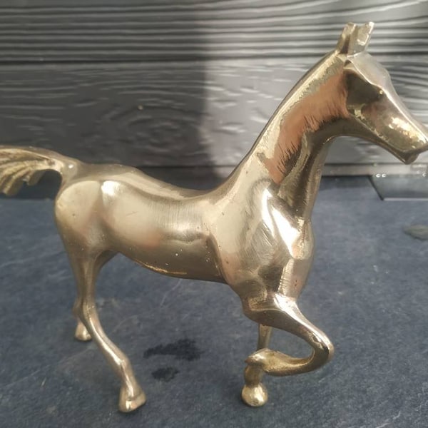 Sculpture Cheval Antique à l arrêt. En bronze patiné dorée. Belle brillance. Design épuré pour un rendu chic. Longueur. 23 cm. Largeur. 3 cm