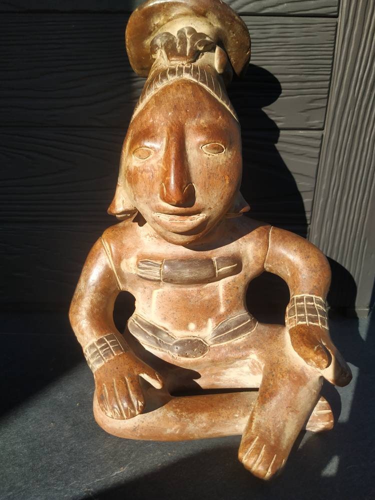 Art Artisanal Mexicain. Vintage Statue Aztèque de Mexico. en Terre Cuite. Travail Artisanal Fait Mai