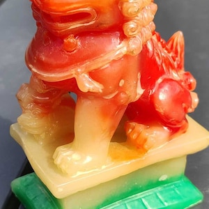 Foo/Fu Dog or Chinese lion statue, Feng Shui symbol of protection & guardian of temples. In multi-colored resin