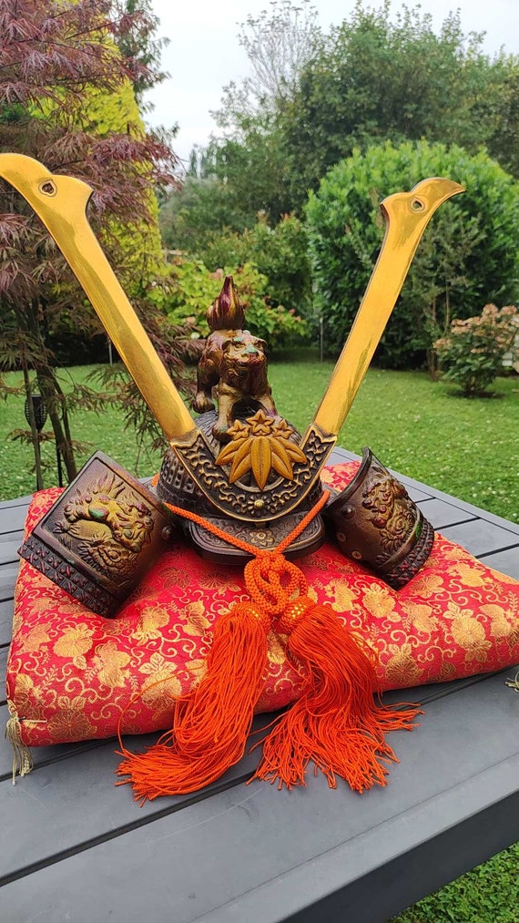 Decorative Japanese Samurai/kabuto Helmet in Metal. Foo/fu Dog on