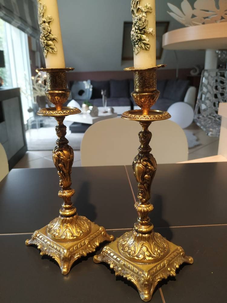 Paire de Bougeoirs Flambeaux Style Antique/Baroque. Rococo/Shabby Chic. en Bronze Patiné Or Vieilli.