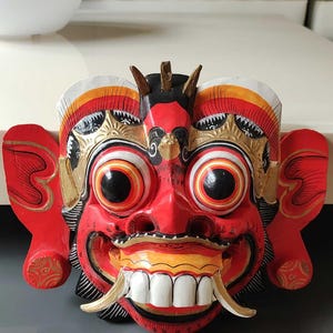 Wall decoration/Barong mask from Sri Lanka. In polychrome wood. Vintage, hand carved and painted by local artisans - Dim 23 x 29 cm