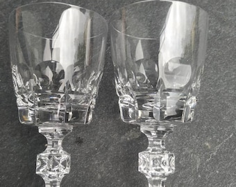 Art Déco. Années 30/40. Lot de 3 verres à pied en cristal. Finitions rond et facettes sur le verre et au niveau du pied. Haut. 13,5 cm