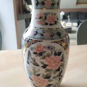 Asian vase in fine porcelain. Decorated with floral motifs, exotic birds & diamond patchwork friezes with floral inlays