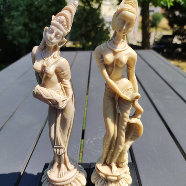 Art artisanal des Indes/Lot de 2 statuettes de déesses/divinités Hindoues (musicienne et dresseuse de serpent) debout sur fleur de lotus