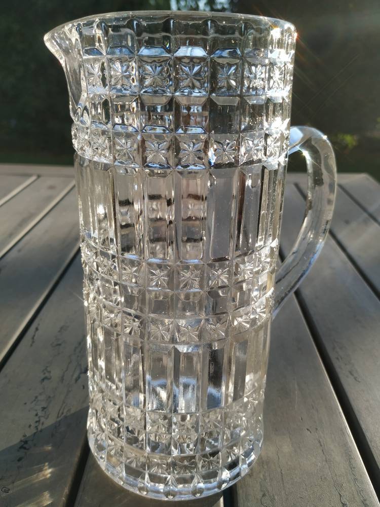 Art Déco. Années 30/40. Carafe/Cruche en Cristal à Facettes avec Incrustations Floral. Haut. 22, 5 c