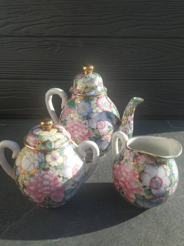 Service à Thé en Porcelaine Asiatique Comprenant 1 Théière. Pot Lait. Sucrier avec Couvercle. 5 Tass