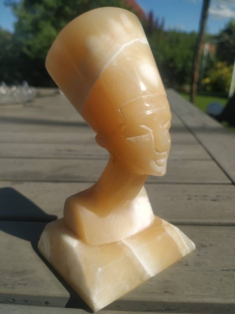 Art Artisanal Égyptien. Buste Néfertiti en Albâtre. Haut. 15 cm. Longueur X Largeur Base 8 7 Bon Éta