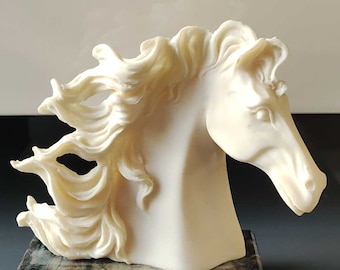 Sculpture Artisanale Italiennes/Tête de cheval, la crinière au vent, signée G. Carusi. En résine d Albâtre sur socle en marbre noir veiné