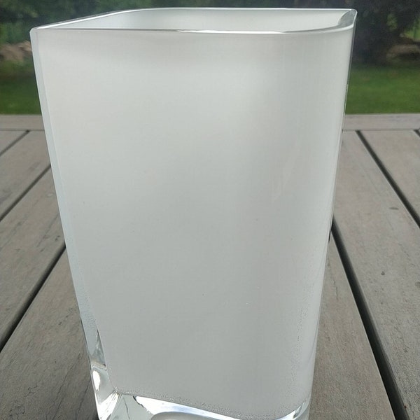 Vase Design. En verre dépoli blanc. Haut. 20,5 cm. Neuf