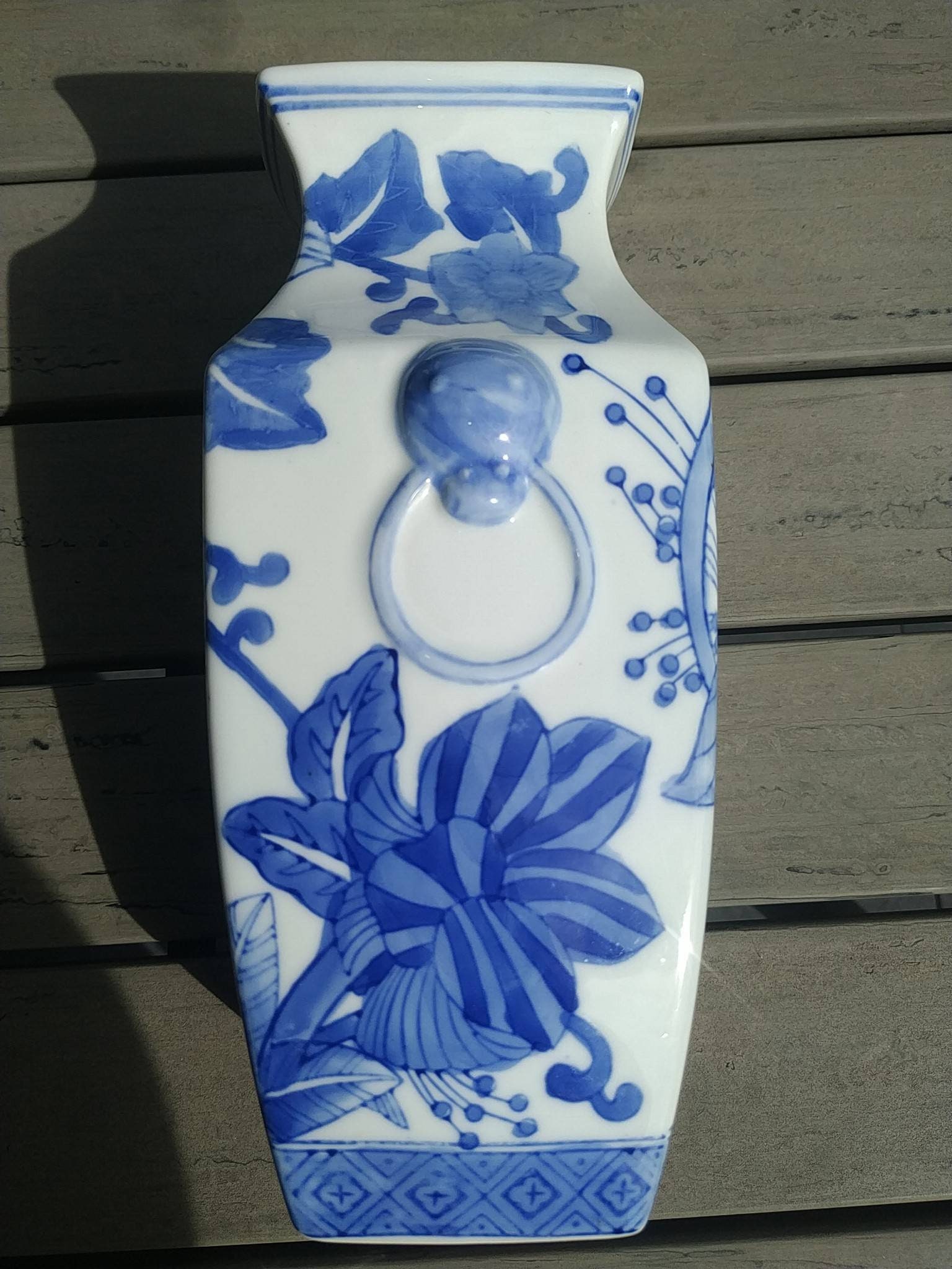 Art Artisanal Asiatique. Vase Forme Amphore. en Céramique. Motifs Floraux avec Camaïeu de Bleus. Hau