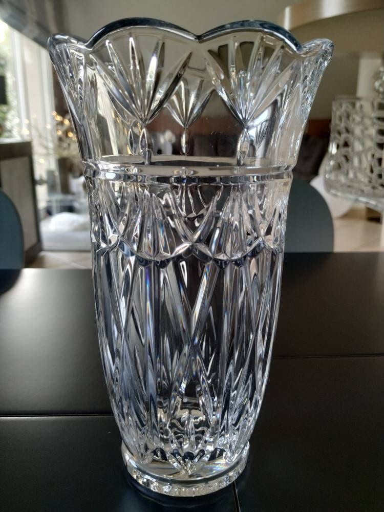 Magnifique Vase en Cristal. Style Empire/Régence. A Motifs Croisillons/Feuillus. Base Étoilé. Bords 