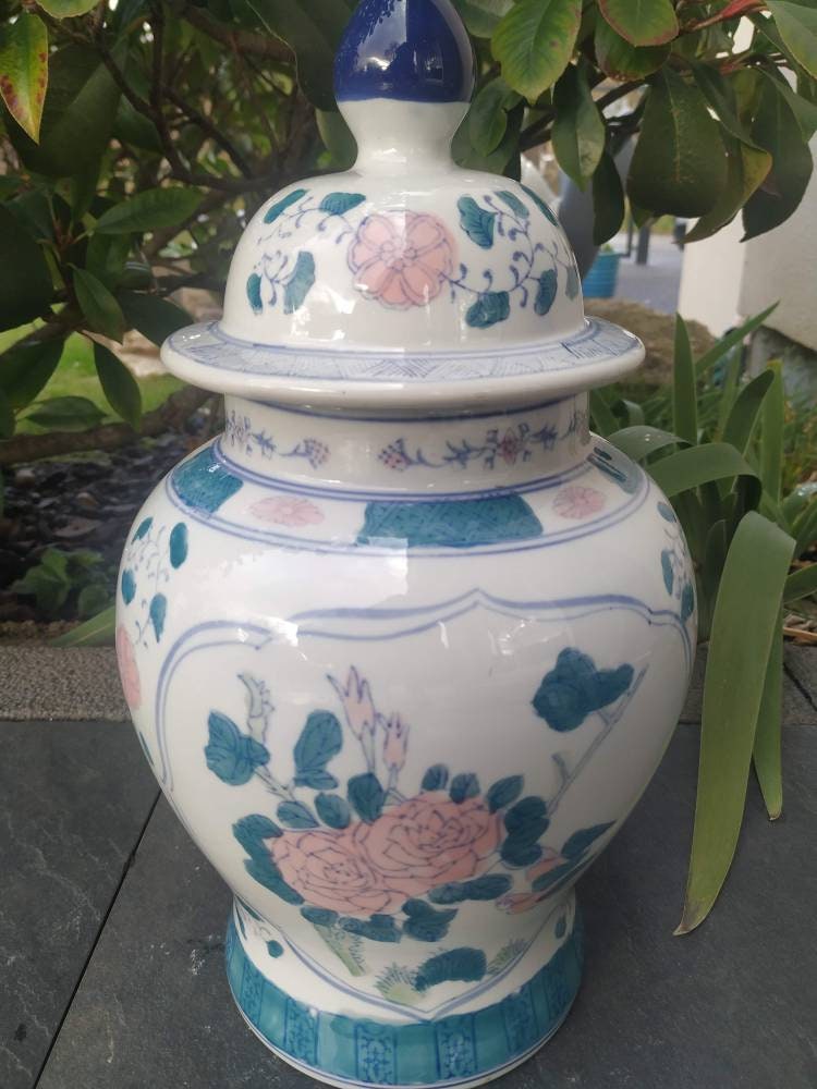 Grande Potiche Décorative/Vase avec Couvercle en Céramique Asiatique. Motifs Floraux. Haut 37 cm. Tb