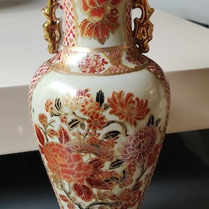 Chinese/Asian baluster vase, corolla-shaped neck - Polychrome ceramic. Floral motifs, geometric friezes. in Imari style/30 cm