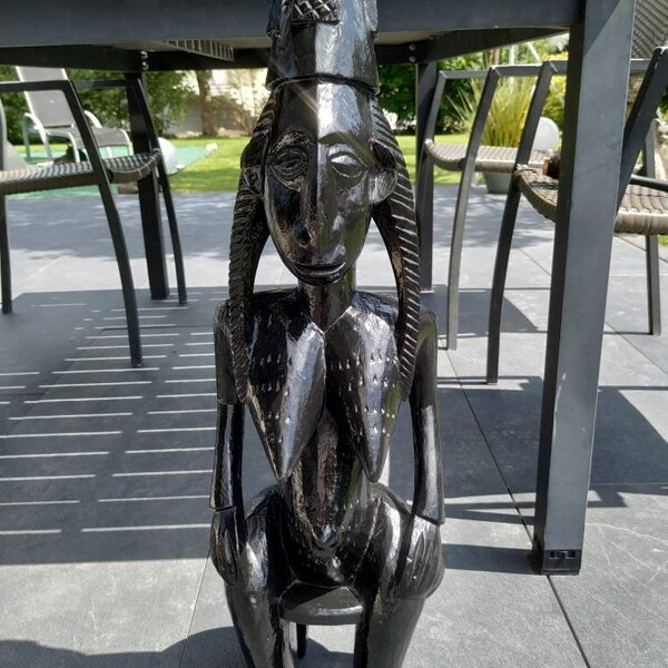 Art tribal Africain. Grande statue de femme  Africaine Assise. Maternité. En bois patiné lustré.  Hauteur. 77 cm. Excellent état