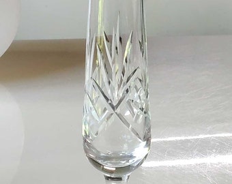 Vintage-Soliflore-Vase aus Kristall – Design und Stil mit kreuz- und blattförmigen Mustern und kugelförmigem Stiel auf rundem Sockel – Höhe 24 cm