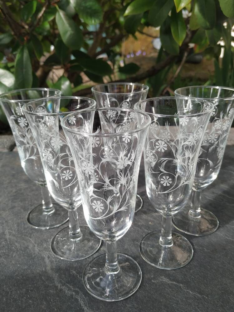 Art Déco Années 30. Lot de 10 Flûtes à Champagne en Verre Ciselé avec Motifs Floraux Blancs Pour Une
