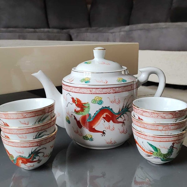 Service à thé en porcelaine fine chinoise/1 théière+ 6 tasses. Décor Dragons traditionnels chinois/Phoenix Feng shui. Style Famille Rose