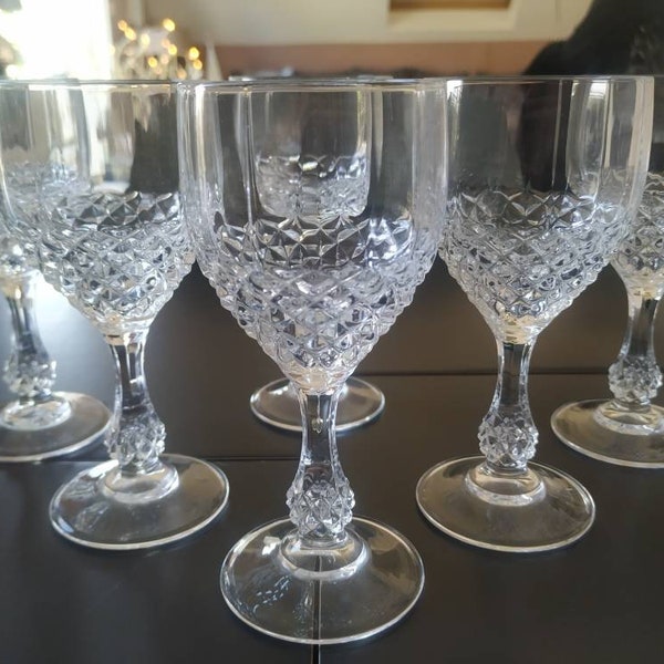 Lot de 6 verres à pied en cristal vintage. A décor de losanges Multifacettes. Pied boule à facettes. Haut. 13,5 cm. TB état