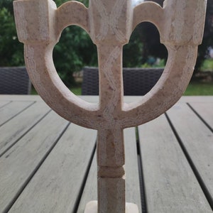 Antique 3-branch candlestick/candle holder in stone cut with fine white engravings. From the 50s. With a very unusual design. Height 23 cm