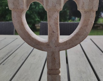 Ancien Chandelier/Bougeoir à 3 branches en pierre taillée de fines gravures blanches. Des années 50. Au design très atypique. Haut 23 cm