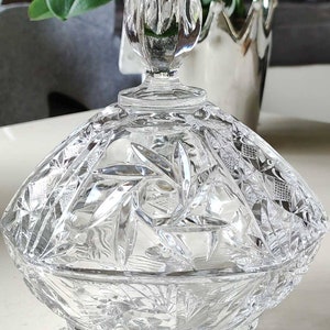 Bonbonnière ou Sucrier vintage en cristal de Bohème tripode/reposant sur 3 pieds en forme de spirale - Richement décoré