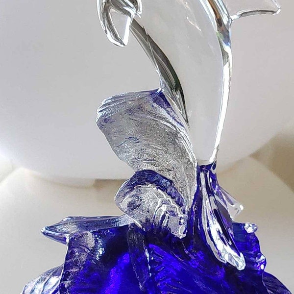 Sculpture vintage d un Dauphin surfant sur une vague déferlante de couleur bleu cobalt - en verre d Art soufflé style Murano - Beau reflets
