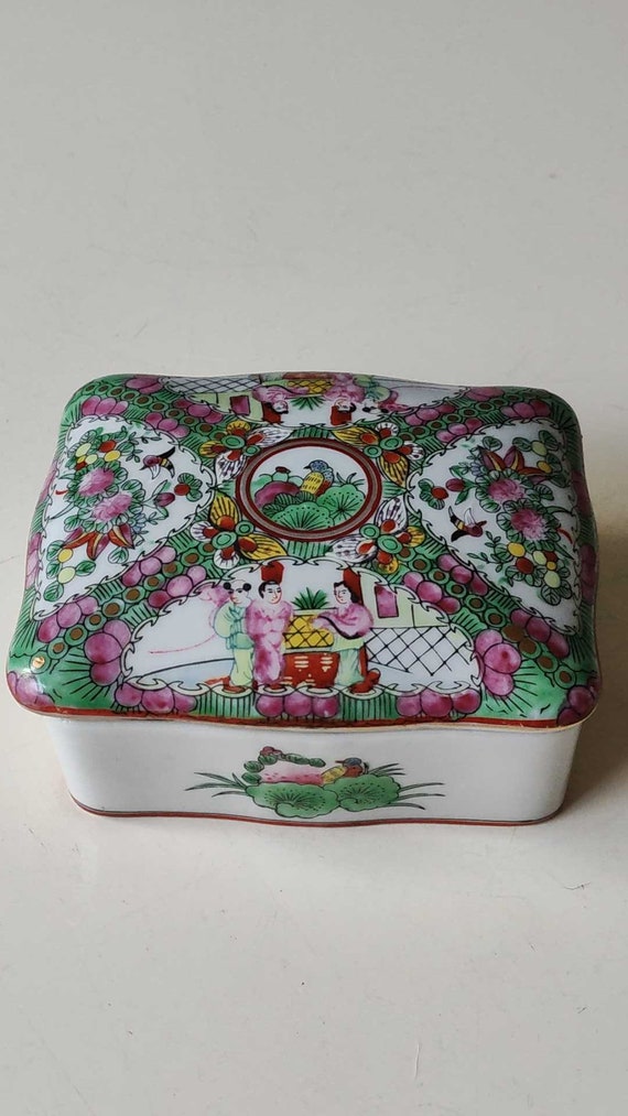 Old Famille Rose jewelry box in hand-painted Japan