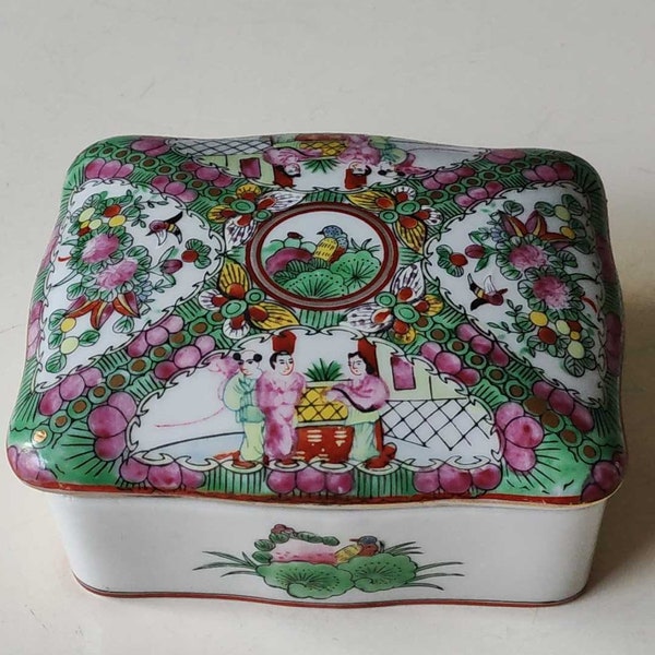 Ancienne Boîte à bijoux Famille Rose en porcelaine Japonaise peint main. Scènes de vie de Geishas/Motifs floraux/Oiseaux paradis/Papillon